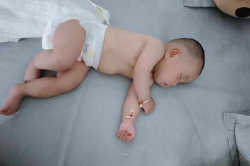 上海几个月宝宝会抬头